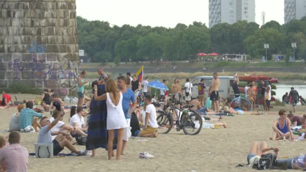 Touristes Relaxants Plaza Miejska — Video