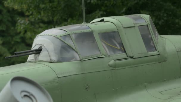 Cockpit Ett Grönt Militärt Flygplan Polska Armémuseet — Stockvideo