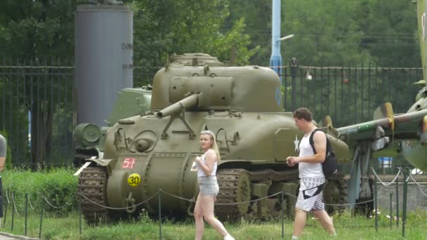 Tirando Fotos Tanque Militar Museu Exército Polonês — Vídeo de Stock