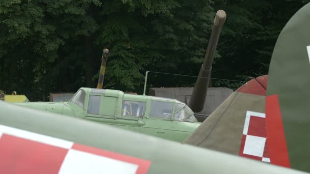 Militaire Vliegtuigen Oude Tanks Het Pools Legermuseum — Stockvideo