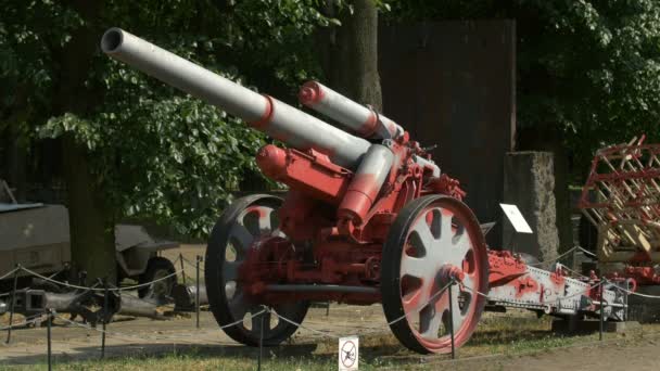 ポーランド陸軍博物館に展示されている赤い大砲 — ストック動画