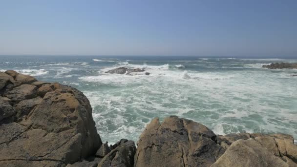 Panorama Olas Estrellándose Contra Rocas — Vídeo de stock