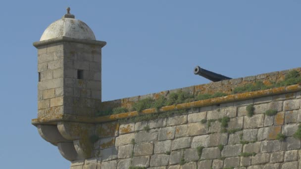 Ein Kleiner Turm Auf Einer Festung — Stockvideo