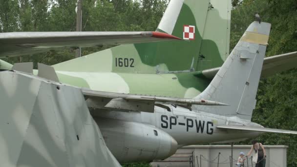 Flygplan Polska Armémuseet Warszawa — Stockvideo