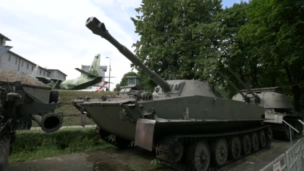 波兰陆军博物馆的坦克和机库 — 图库视频影像