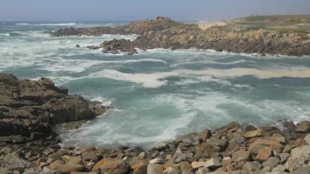 Пінисті Хвилі Врізаються Скелі — стокове відео