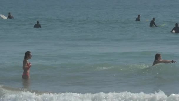 在海里游泳的人 — 图库视频影像