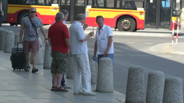 Vier Männer Stehen Auf Dem Bürgersteig Und Reden — Stockvideo