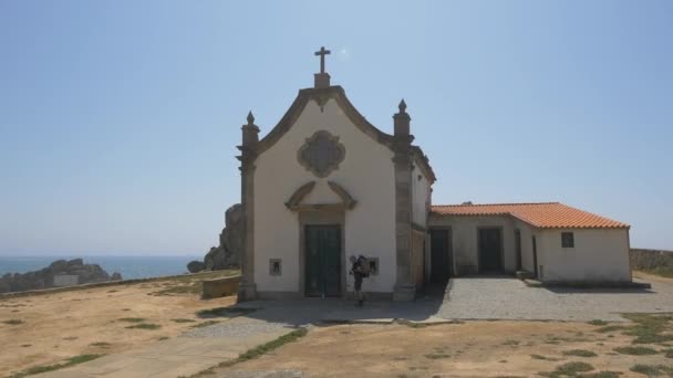 Eine Kapelle Der Meeresküste — Stockvideo