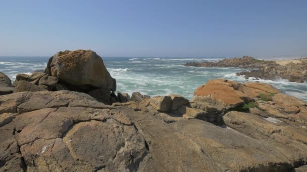 海岸線の岩で波が砕ける — ストック動画