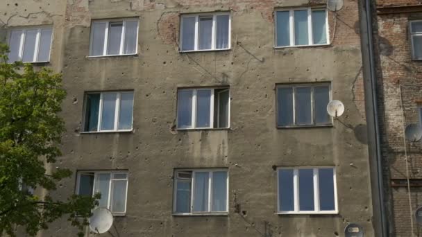 箇条書きの穴で損傷した建物 — ストック動画