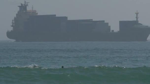 Egy Hajó Egy Szörfös Óceáni Vizeken — Stock videók