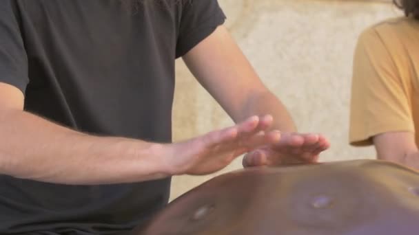 ハングドラムを演奏する手 — ストック動画