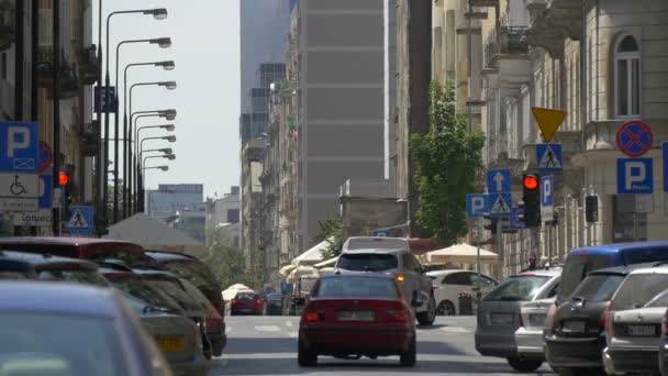 在华沙的一条街上开车 — 图库视频影像