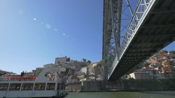 Обзорная Лодка Плывущая Мостом — стоковое видео