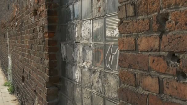 Cam Tuğlalardan Oluşan Bir Duvardan Yukarı Doğru Eğil — Stok video