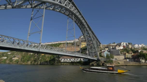 Boat Floating Dom Luis Bridge — Stock Video