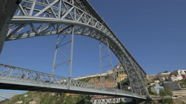 Uma Ponte Arqueada Com Uma Estrutura Metálica — Vídeo de Stock