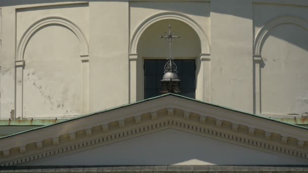 Cruz Sobre Pórtico Iglesia San Alejandro — Vídeo de stock