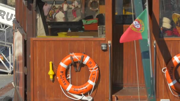 Uma Boia Salva Vidas Uma Bandeira Portuguesa Num Barco — Vídeo de Stock