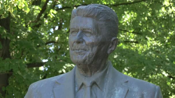 Close Van Het Ronald Reagan Bronzen Beeld — Stockvideo