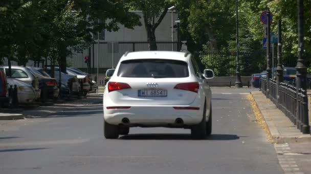 在街上开一辆白色的车 — 图库视频影像