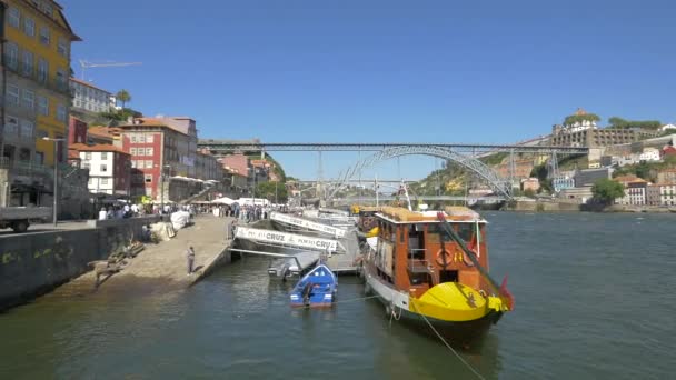 Barcos Ancorados Num Rio Porto — Vídeo de Stock