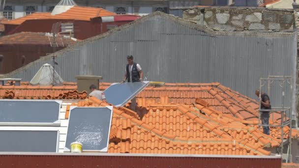 Trabajadores Construcción Instalan Paneles Solares Azotea — Vídeo de stock