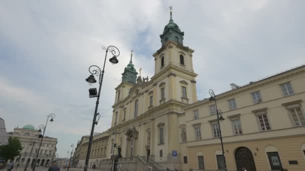 Χαμηλή Γωνία Της Εκκλησίας Του Τιμίου Σταυρού Στη Βαρσοβία — Αρχείο Βίντεο