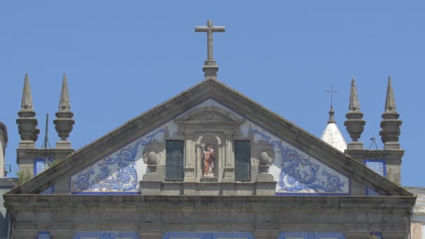 Frontão Igreja Com Azulejos Azuis — Vídeo de Stock