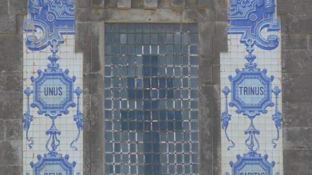 Fasada Kościoła Niebieskimi Płytkami Malowanymi — Wideo stockowe