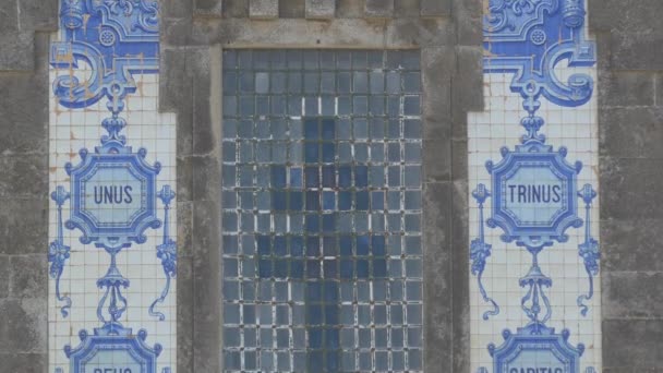 Una Fachada Iglesia Con Azulejos Pintados Azul — Vídeos de Stock