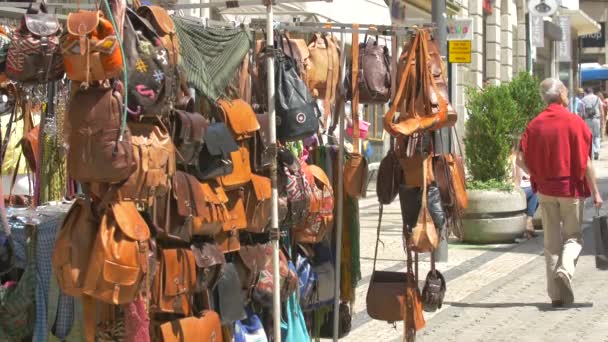 Deri Çantalı Sokak Tezgahları — Stok video