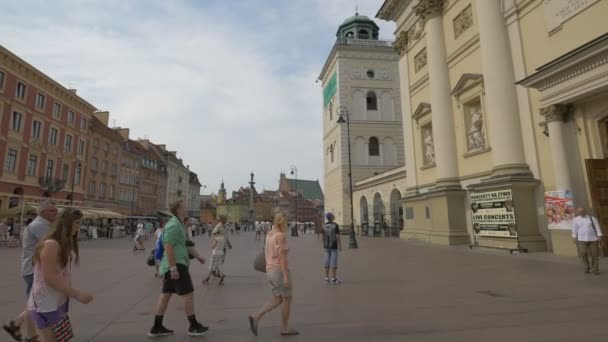 Passeggiando Vicino Alla Chiesa Sant Anna — Video Stock