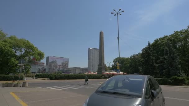 Obelisken Paradtorget Warszawa — Stockvideo