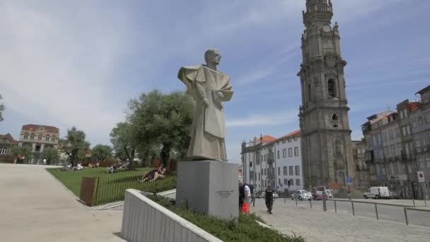 Una Statua Una Torre Una Piazza Della Città — Video Stock