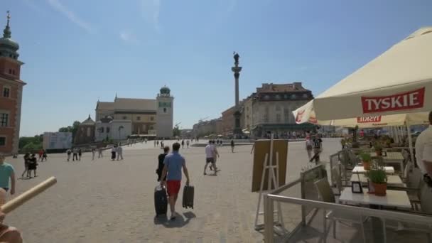 阳光灿烂的城堡广场上的游客和当地人 — 图库视频影像