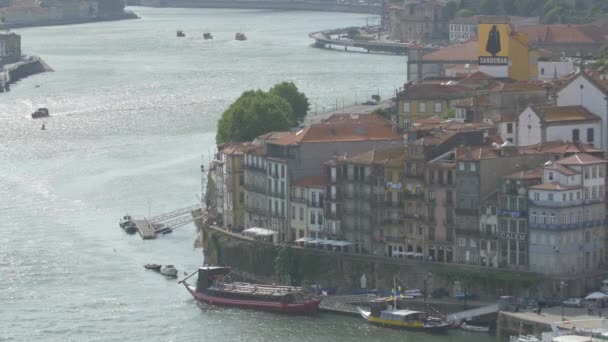 Barcos Ancorados Margem Rio — Vídeo de Stock