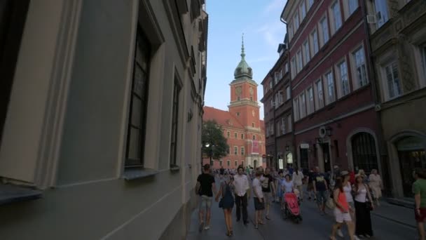 Royal Castle Klokkentoren Gezien Vanaf Een Straat — Stockvideo