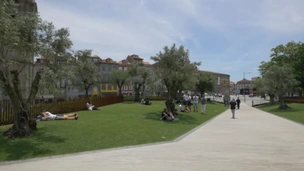 Люди Отдыхают Площади Лиссабона Порту — стоковое видео