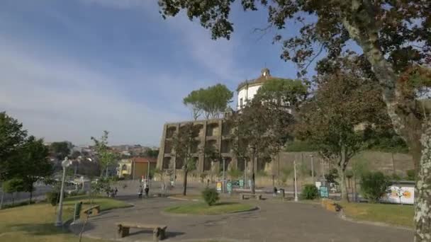 Parque Perto Edifício Com Arcos — Vídeo de Stock