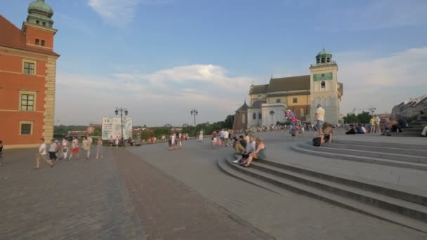 Touristen Auf Dem Warschauer Schlossplatz — Stockvideo