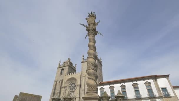 Monument Colonnes Près Une Cathédrale — Video