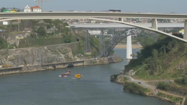 Verkeer Rond Een Rivierbrug — Stockvideo