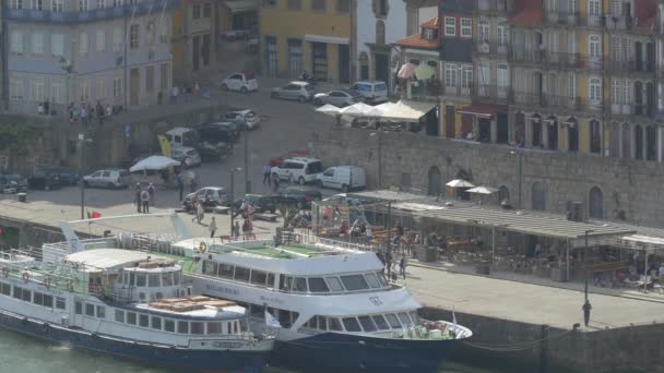 Fartyg Förankrade Vid Stadskaj — Stockvideo