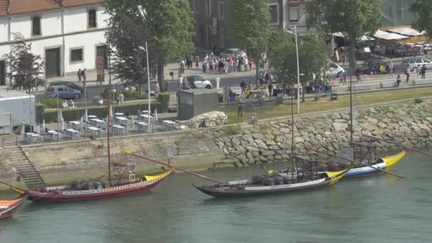 ポルトのドゥロ川に停泊しているボート — ストック動画