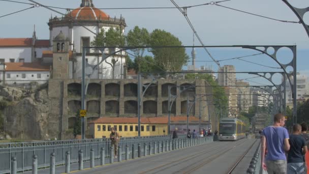 Ein Bahn Zug Rollt Durch Porto — Stockvideo