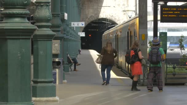 Pessoas Estação Ferroviária Porto — Vídeo de Stock