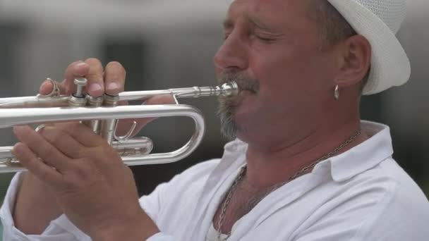 Ein Mann Der Trompete Spielt — Stockvideo
