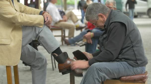 一个男人在街上擦鞋 — 图库视频影像